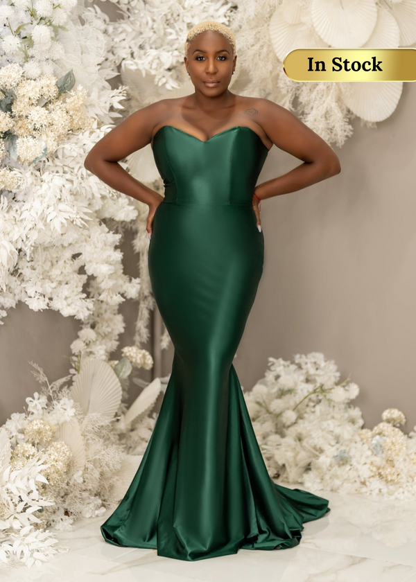 Plus size black bridesmaid wearing a sexy strapless emerald green mermaid bridesmaid dress with stretch to flaunt curves