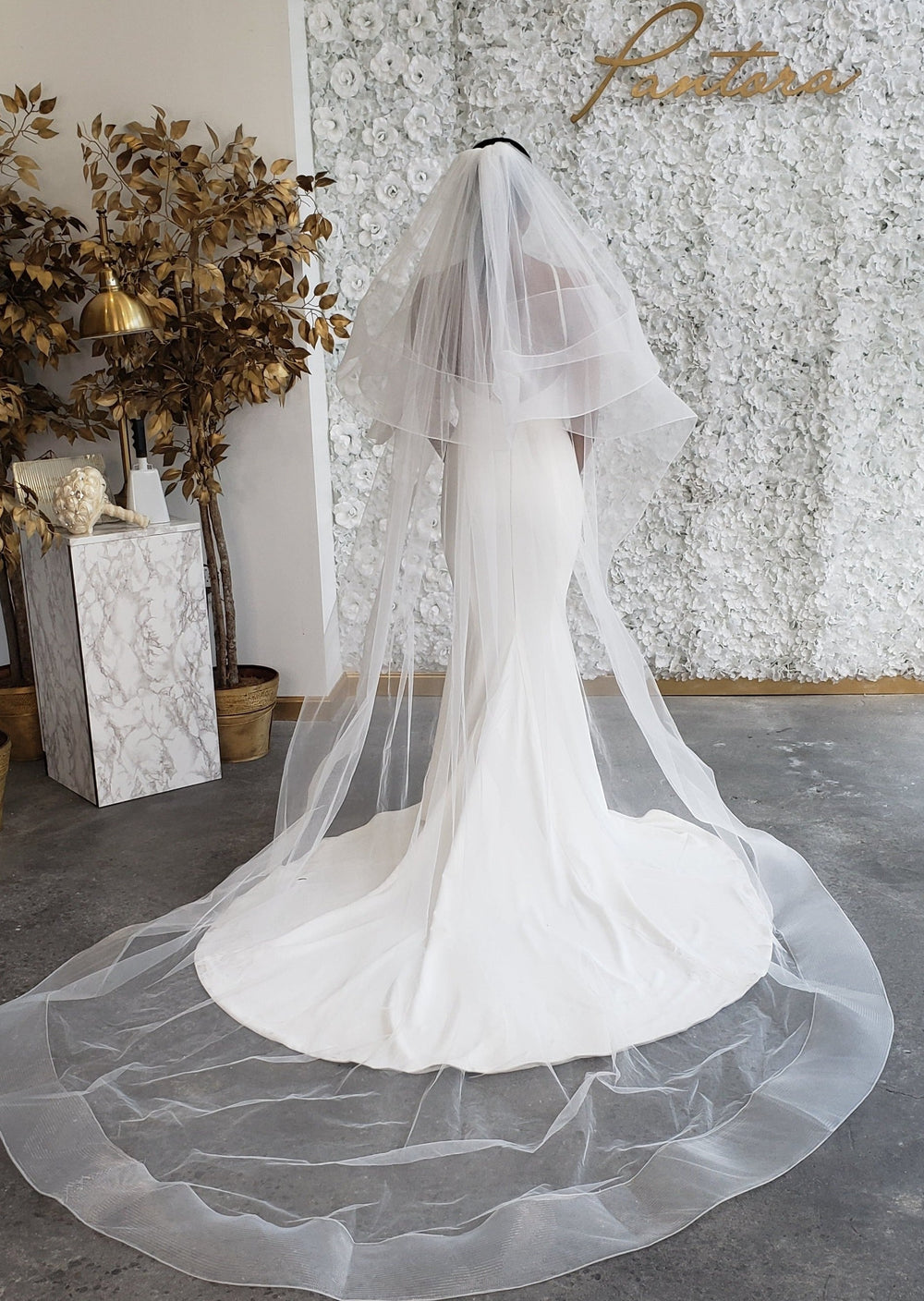 Angel Veil | Voluminous Bridal Veil with Horsehair Trim display picture 1